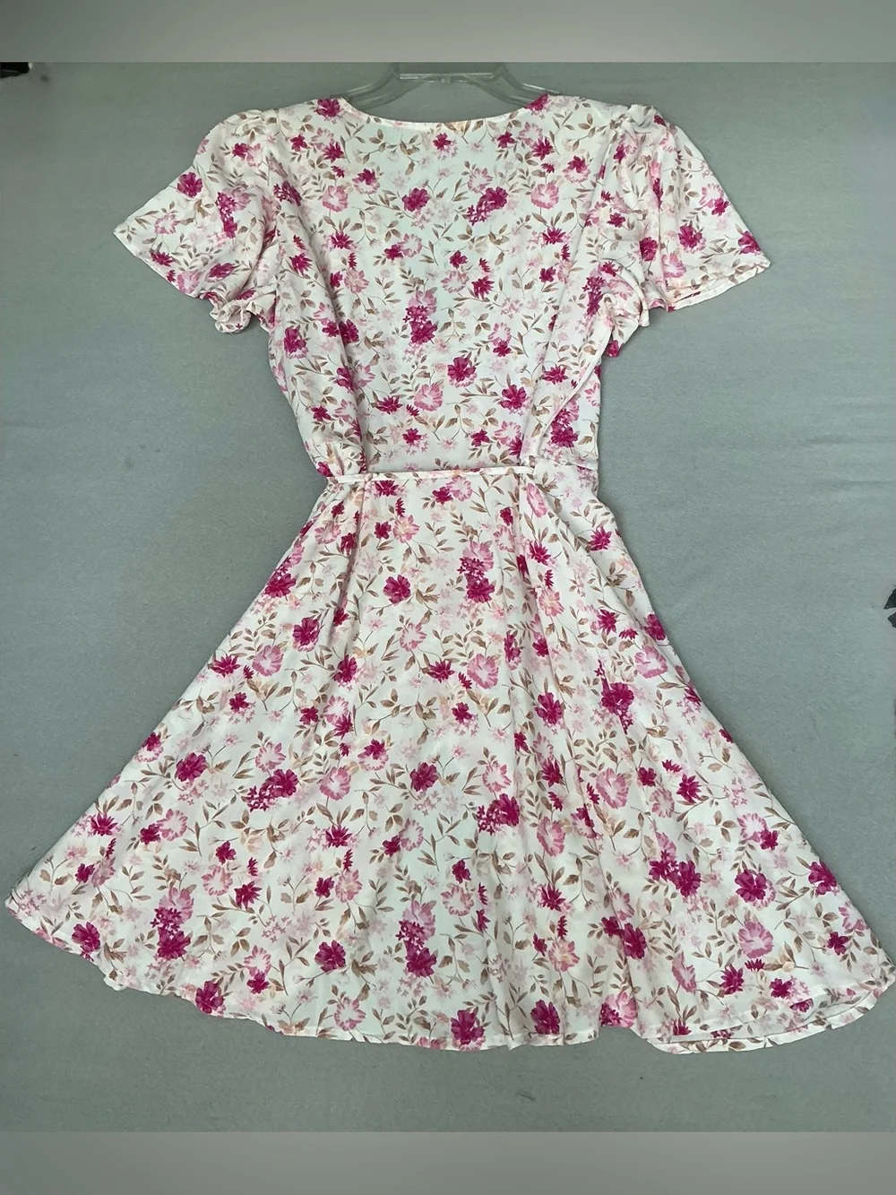 Lauren Conrad Pink White Floral Wrap Dress M Short Flutter Sleeve V-Neck Boho